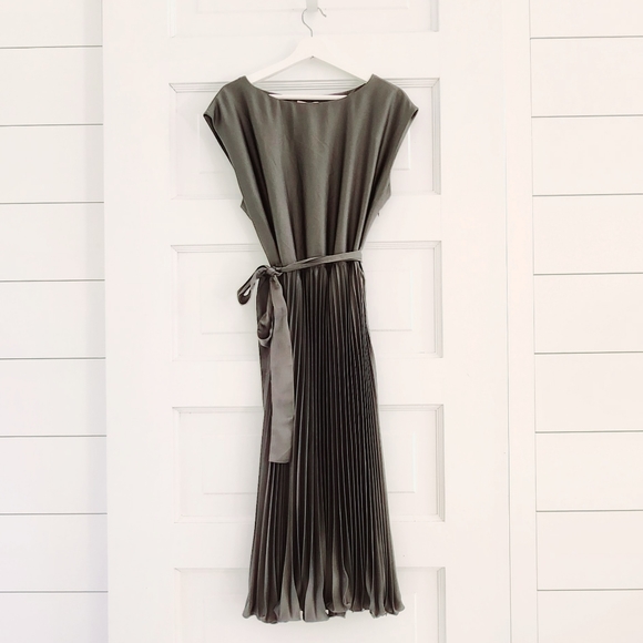 🥳🎉 HOST PICK ⭐️NWT H&M Pleated Satin Dress w/ Sash BNWT Deep Moss Green LARGE - Picture 1 of 5